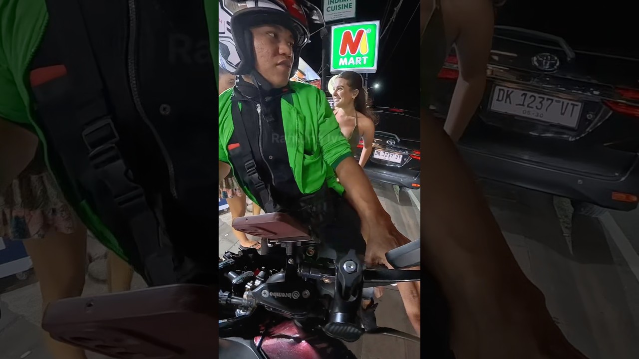 I could only give in—they’re really good at flirting #tourism #motovlog