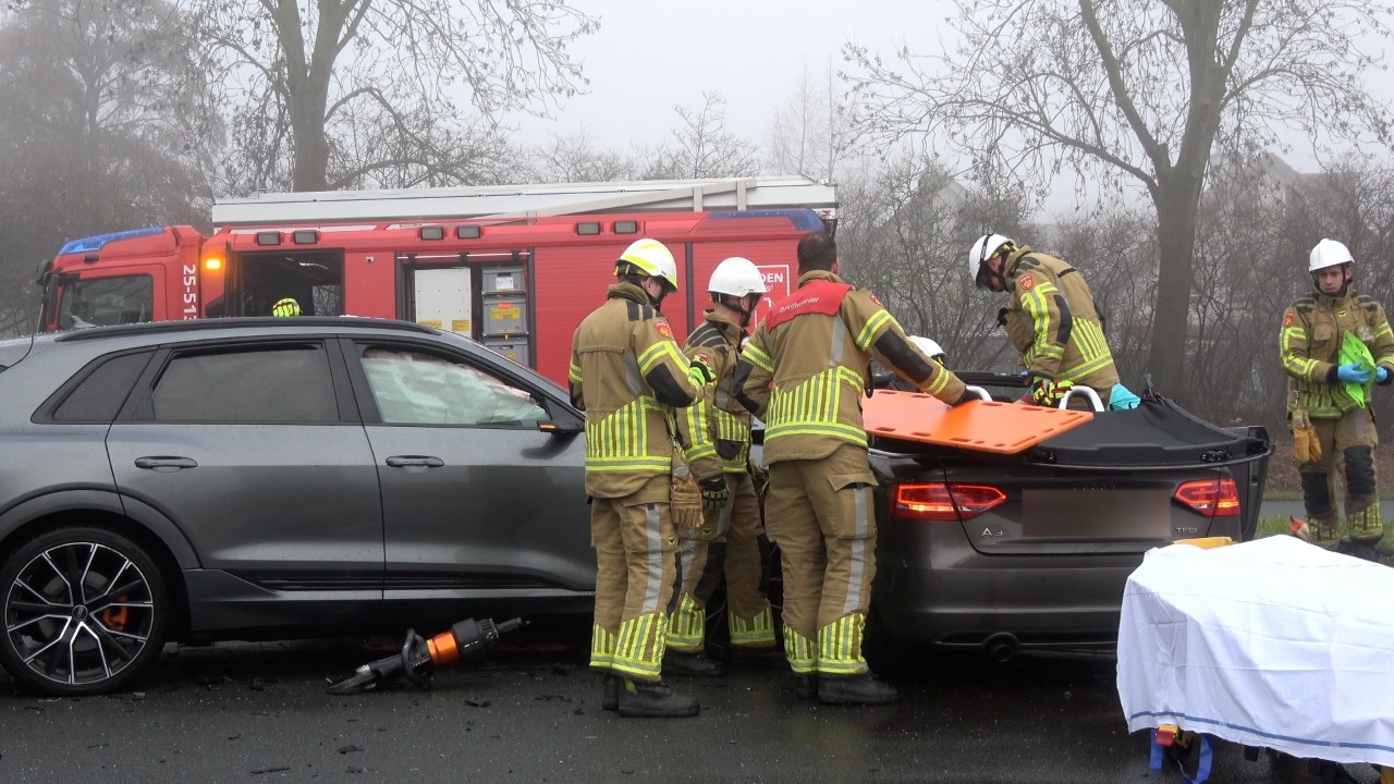 PRIO1/A1 | Brandweer , Politie en Ambulance onderweg naar ernstig ongeval op de Visarenddreef