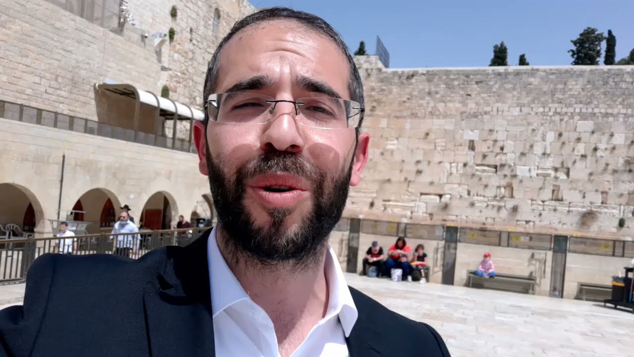 Rav Chlomo Valensi au Kotel ! " j'en ai marre de Prier au MUR !!!"
