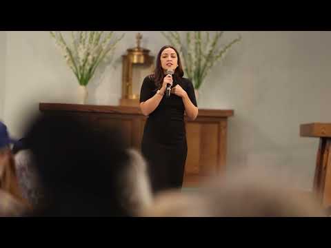 Alexandria Ocasio-Cortez speaks in Syracuse to ask volunteers in helping in reactivating the vote.