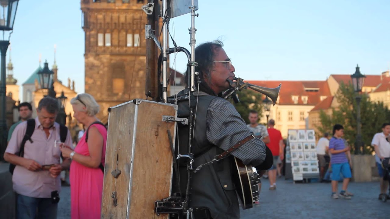 Amazing one man show musician on Karluv bridge in Prague, Czech Republic