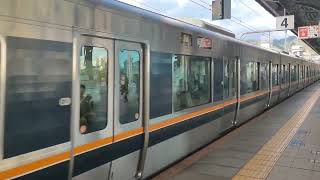 神戸駅を発車する321系D29編成。