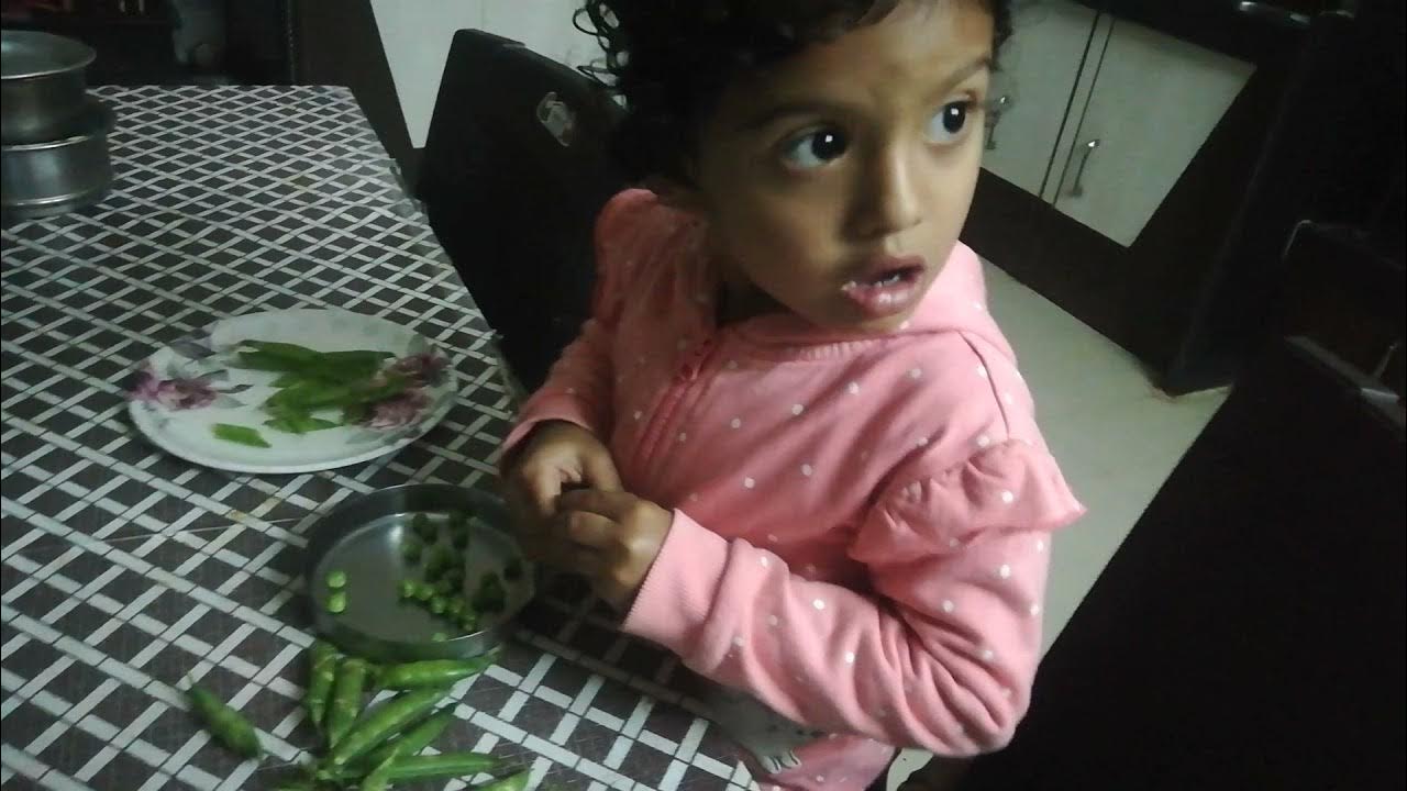 मटर Peeling Green Peas By 3 Year old Girl Peeling Green Peas at home Helping Mom YouTube