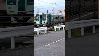(ショート)鶴羽踏切と鶴羽駅　 1500型気動車　（JR四国　高徳線）  #jr四国 #踏切 #電車  #踏切カンカン #Railroad crossing  #japanrailway