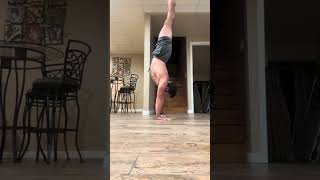 Frog stand to 2 freestanding handstand pushups