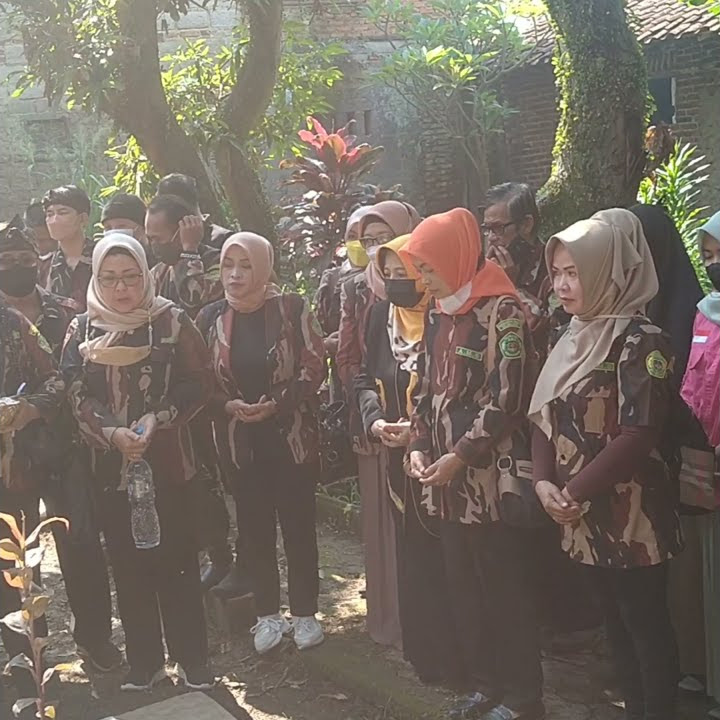 Ziarah Tabur Bunga kepada alm Kang Rusna Kosasih Mantan Ketua Umum AMS dalam Rangka HUT AMS KE-55