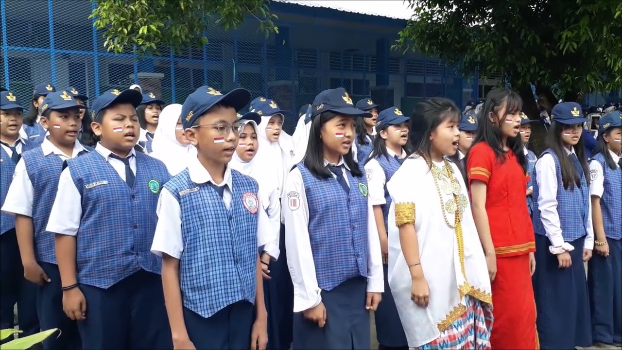 Upacara memperingati HUT RI yang ke 77 di SMP Negeri 12 Makassar