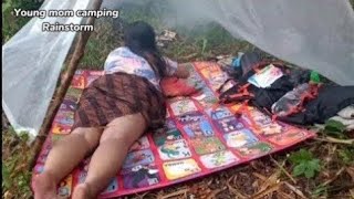 Solo Bushcraft Camping In Heavy Rain Looking For Anything To Eat - Survival