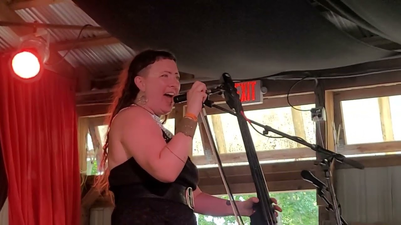 Guarda Silver Rein | "Wind and Wave" | Grassroots Festival of Music and Dance 2024 | Cabaret Stage su YouTube Guarda Silver Rein | "Wind and Wave" | Grassroots Festival of Music and Dance 2024 | Cabaret Stage su YouTube