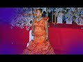 TAZAMA BIBI HARUSI MTARAJIWA ALIVYO TOA MACHOZI MBELE YA WAZAZI WAKE AKIPEWA MKONO WA KWAHERI 