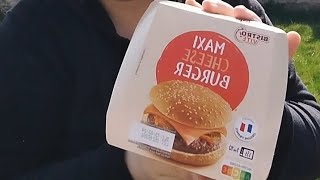 vidéo dégustation de hamburger avec des frites