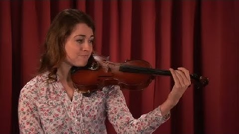 How to Make the Strings on a Violin Vibrate : Violin & Viola 101