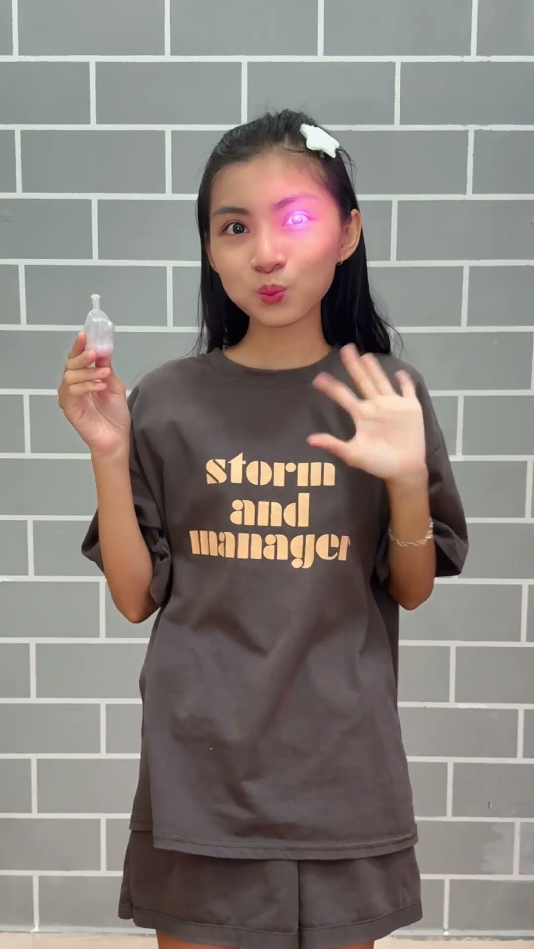 LNF - Lọ nước phát sáng đôi mắt || The water bottle lights up the eyes #shorts