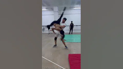 Brandon Tovar and Daniela Patio Snchez - Acrobatics