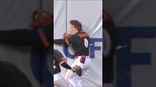Drew Gilbert sacrificed his body to make the catch 🫡