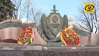 Долг и честь: в Минске к памятнику погибшим милиционерам возложили венки