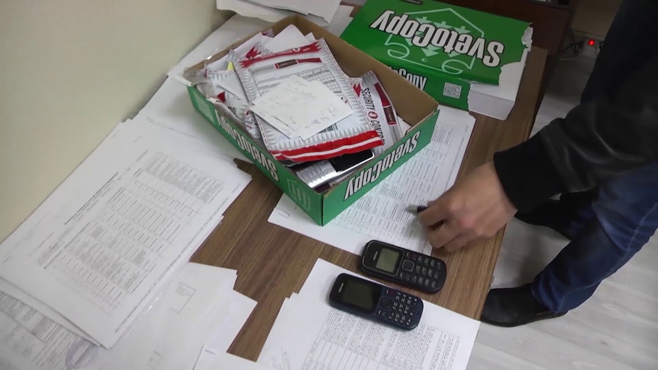 обнальщик. снятие денег в банкомате. куча денег. обнал денег. миллион рублей.