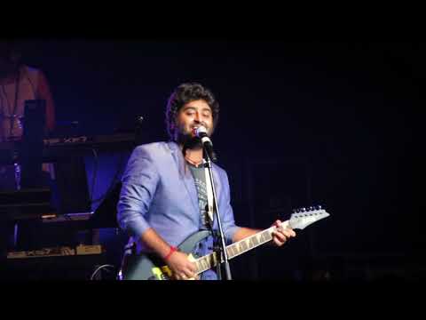 Arijit Singh Singing Kabhi Jo Badal Barse Live (Jackpot)