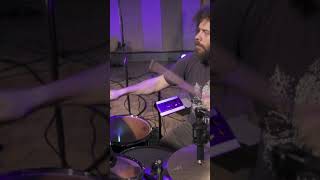 Guitar solo with Rob Compa of @Dopapod #shorts #music #recordingstudio
To download the full multitrack audio files for this session, please visit:
https://www.telefunken-elektroakustik.com/live-from-the-lab-season-4
Dopapod performs their original song Plaese Haalp at TELEFUNKEN Soundstage - Summer 2019.
Dopapod is an American rock band from Boston, Massachusetts. The current lineup includes keyboardist/vocalist Eli Winderman, guitarist/vocalist Rob Compa, bassist Chuck Jones, and drummer Neal “Fro” Evans. Although classified as a jam band, Dopapod incorporates bits of funk, heavy metal, jazz fusion, and country. They have self-released five studio albums, and spend most of their time touring.
Input & Product List:
KICK IN – M82
KICK OUT – (prototype)
SNARE TOP – M80-SH
SNARE BOTTOM – M81
RACK TOM 1 – M81-SH
RACK TOM 2 – M80-SH
RACK TOM 3 – M81-SH
HI HAT – M60 FET
RIDE – M60 FET
OVERHEADS – TF51
ROOM – M60 FET
BASS DI – TDA-1
BASS AMP – TF47
BASS AMP – M80
ELECTRIC GUITAR – M80
MOOG – TDP-2
JUNO – TDP-2
RHODES – TDP-2
LESLIE – M81
CLAVINET – (protoype)
VOX – (prototype)
https://www.dopapod.com/
https://www.t-funk.com
https://telefunken-soundstage.com/
Executive Video Producer: Toni Fishman
Video Producer: Scott Medeiros
Recording Engineer: Ryan Reault & Kyle Kelson
Mix Engineer: Alan Venitosh
Video Edits: Nick Sonsini
Cameras: Patrick McManaman, James Duffy, Kelvin Collins Guitar solo with Rob Compa of @Dopapod #shorts #music #recordingstudio