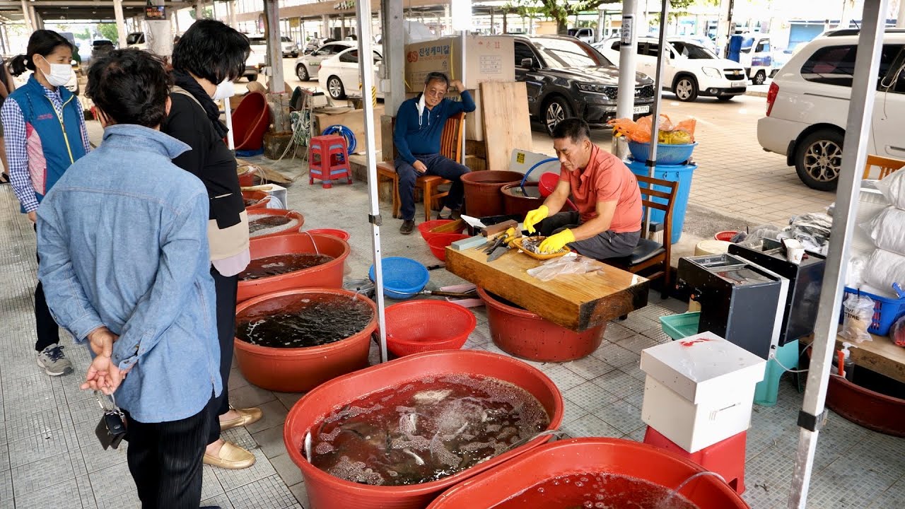 Мастер сашими корейского рыбного рынка, корейская уличная еда