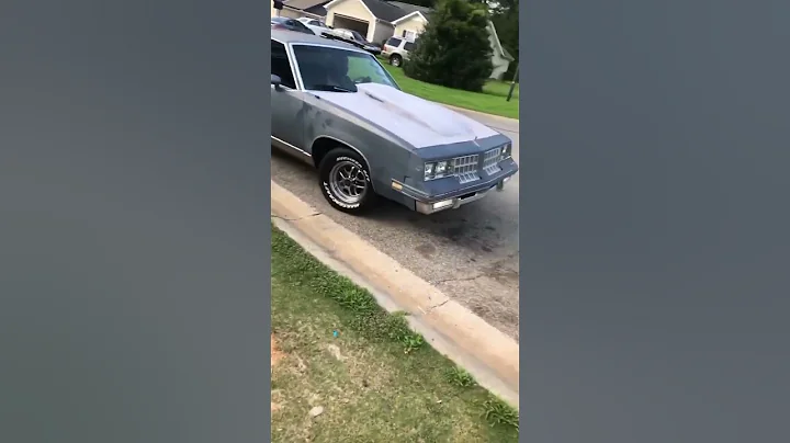 OLDSMOBILE CUTLASS SUPREME BURNOUT AND DOES G BODY SHUFFLE IN SUBDIVISION