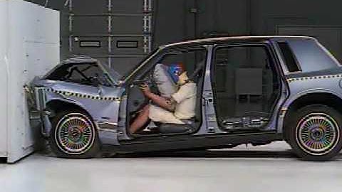Crash test with and without safety belt