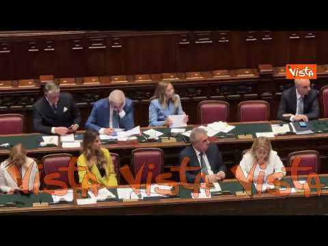 Dagli appunti ai capelli, i gesti di Giorgia Meloni alla Camera