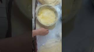 طريقة عمل الكلاج بالجبنة والجوز