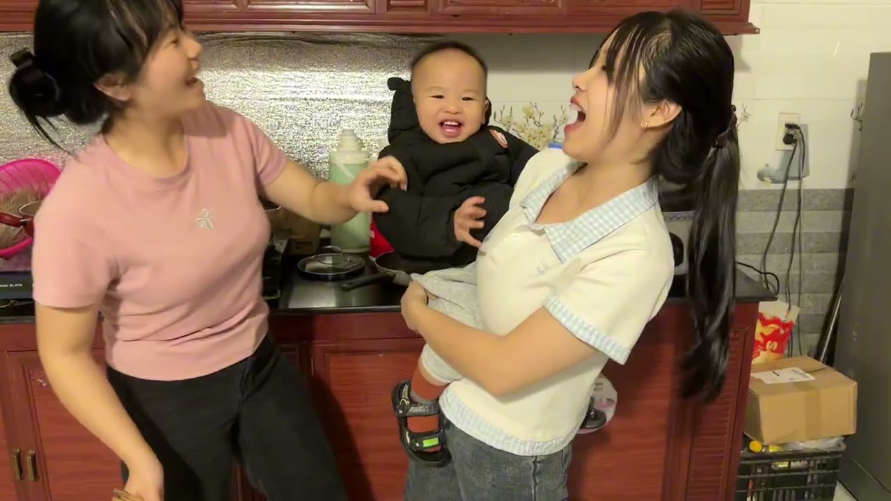 Coca Và Cô Lan Tham Lam Khuân Hết Đồ Ngon Của Cụ Về 