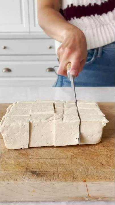 How to press tofu to remove moisture 👌 (no fancy gadgets) #shorts #howto #tofu #veganrecipes