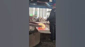 How to quickly forge rectangular iron blocks into cylindrical iron using high temperature forging.