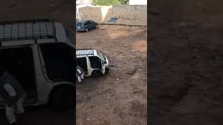 شاهد فيديو مستهجن سائق ميكروباص سوداني يقذف طلاب او طالبات داخله بالحجارة