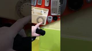 Ребенок пытается набрать номер на старом дисковом телефоне. Сделано в СССР #ссср #советское