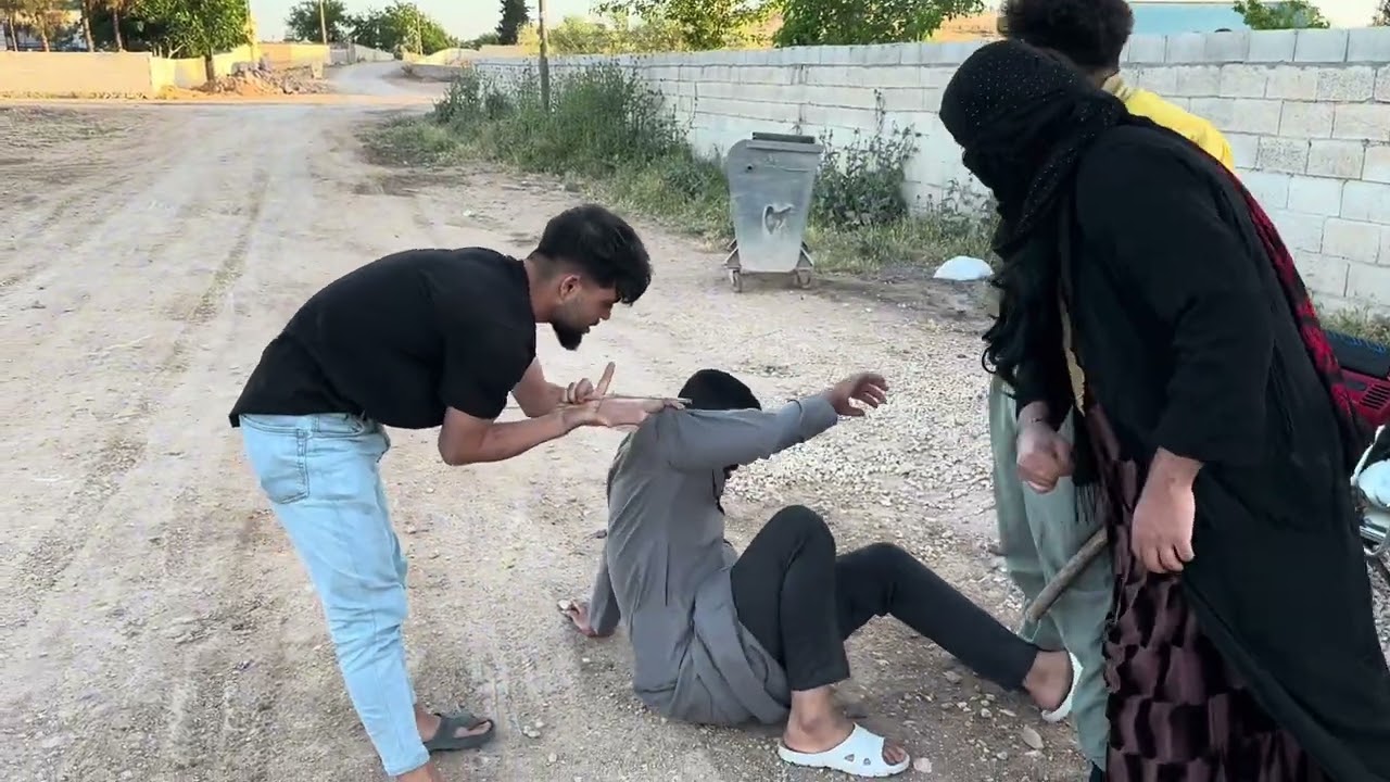 لما يمر شب ازعر من الشارع😱😂