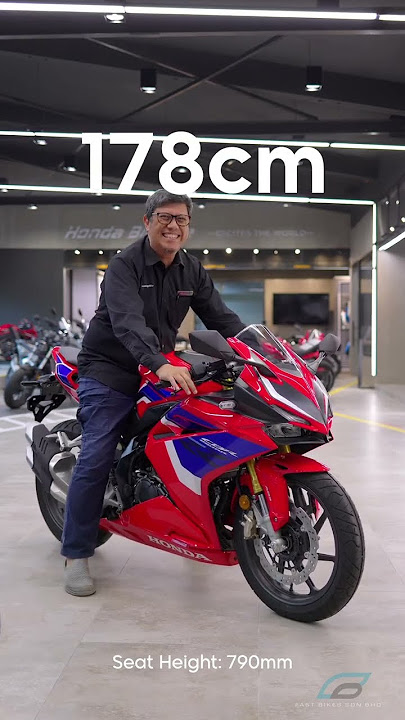 Rider with dgfferent sizes on the honda CBR 250 RR