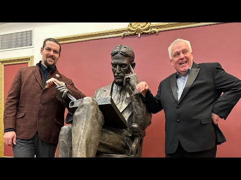 Tesla statue in New Yorker hotel / Stan Watts and Andrey Sledkov