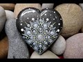 EISBLUME auf herzförmigem Kunststein | Steine bemalen mit MandaLa