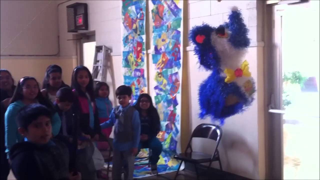Ninos rompiendo La Pinata - YouTube