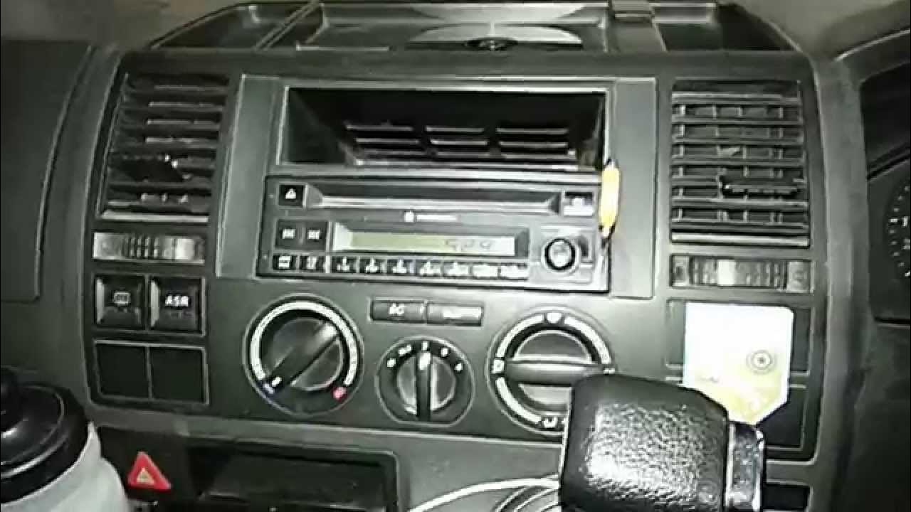 Как снять магнитолу т5 транспортер фольксваген How to remove the radio from a VW Transporter YouTube