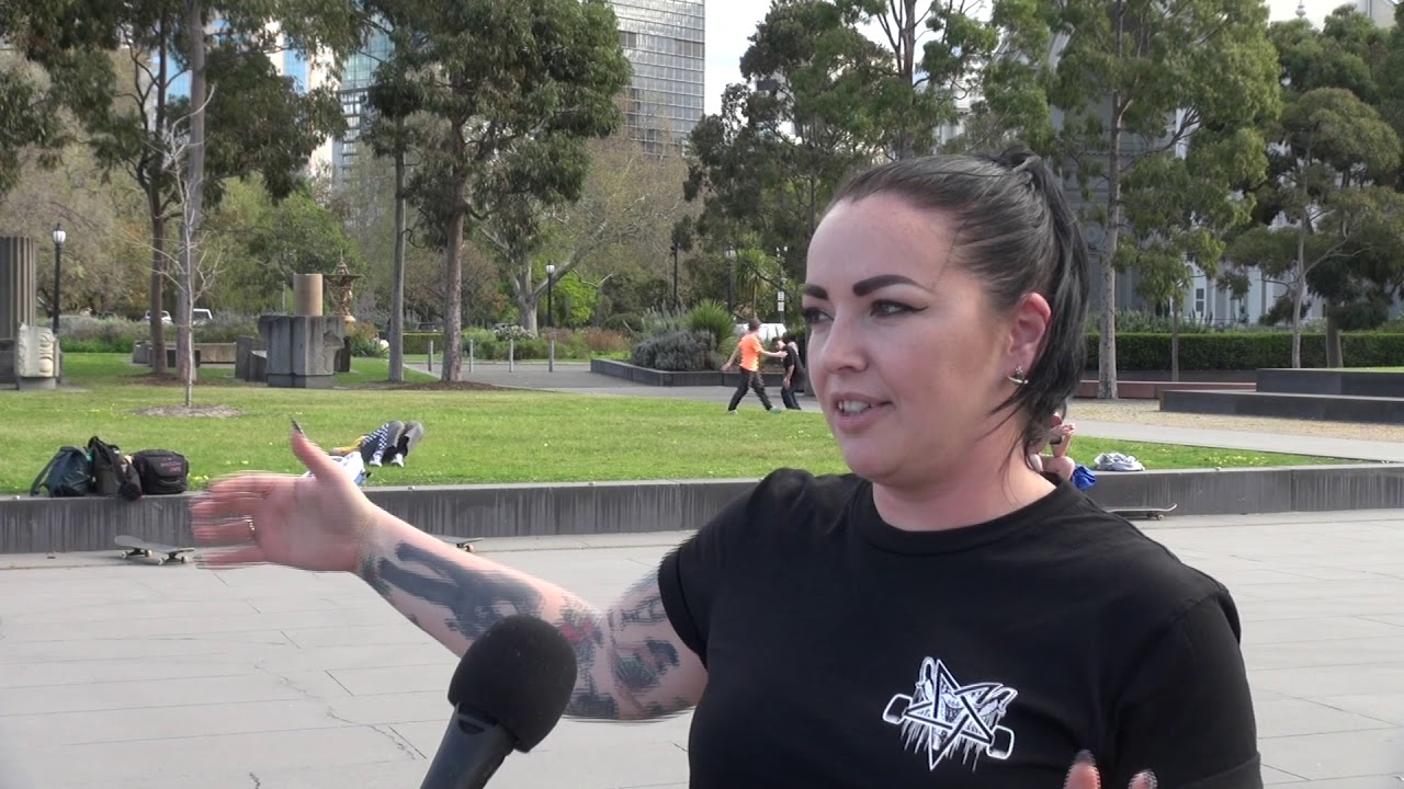 Women skateboarding - YouTube