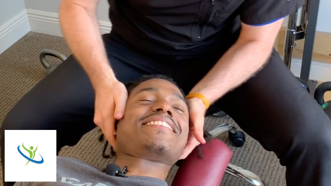 *СУМАСШЕДШИЙ* Громкий треск от хиропрактики тренера по капоэйре с болью в шее и лодыжке