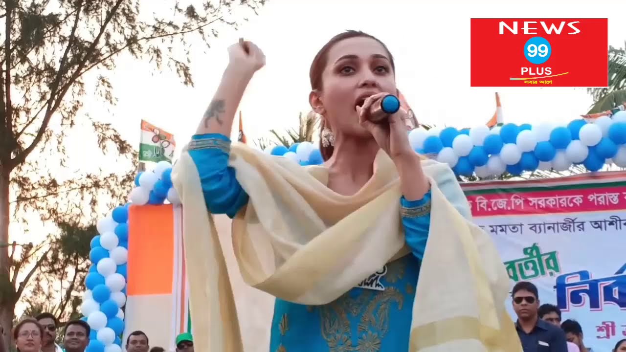 গানে গানে ভোটারদের মন জয় করলেন মিমি চক্রবর্তী।