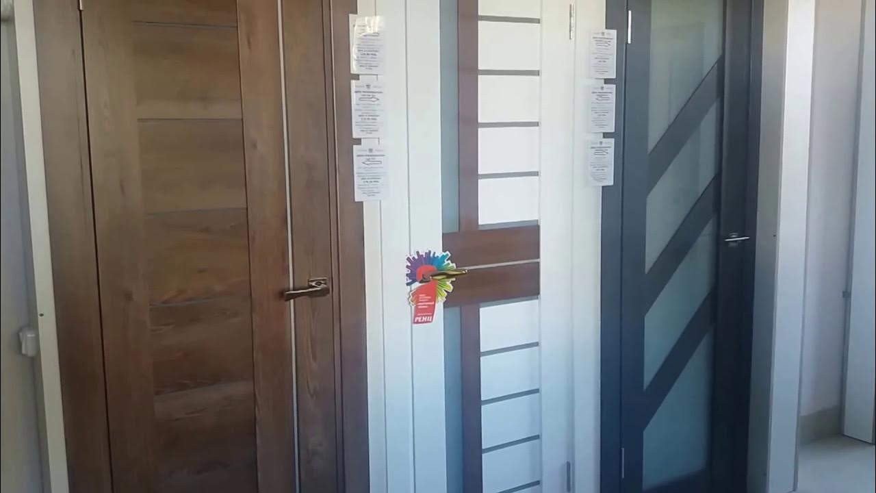 Выставочные двери. Выставка межкомнатных дверей. Выставка межкомнатных дверей. Как расставить образцы дверей в магазине. Ликвидация выставочных образцов дверей.