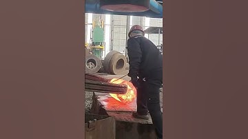How to quickly forge rectangular iron blocks into cylindrical iron using high temperature forging.
