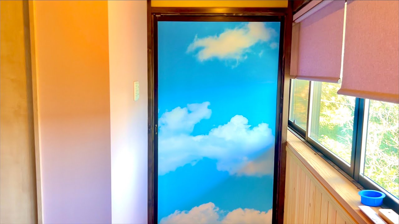 За дверью старого дома, где время остановилось, открывался удивительный вид.