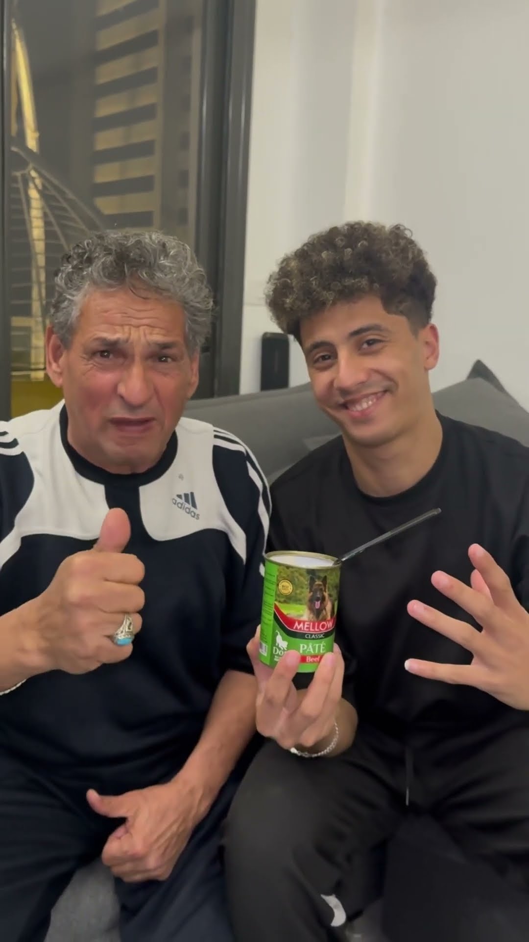 جد بياكل أكل كلاب??