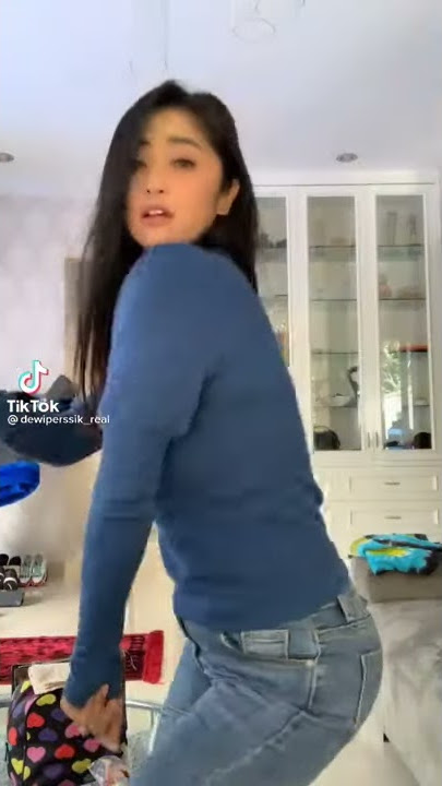 Story wa Dewi Persik joget lagu wegah kelangan viral di tik tok