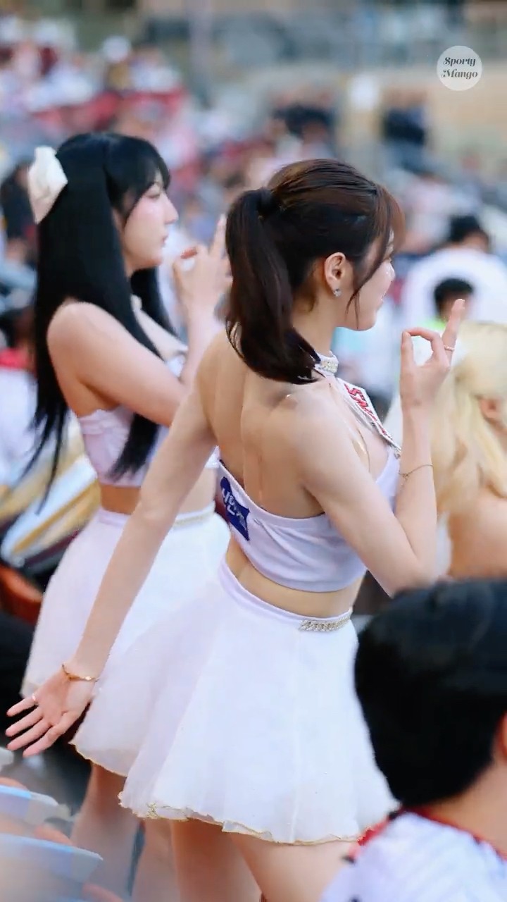 Ponytail Kim Si-eun Responds with Holy Moly at the Out Moment