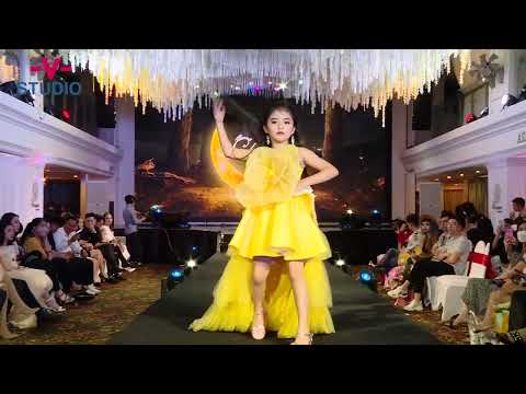 Video Các mẫu nhí tham gia Show diễn thời trang đáng yêu 10 - youtube