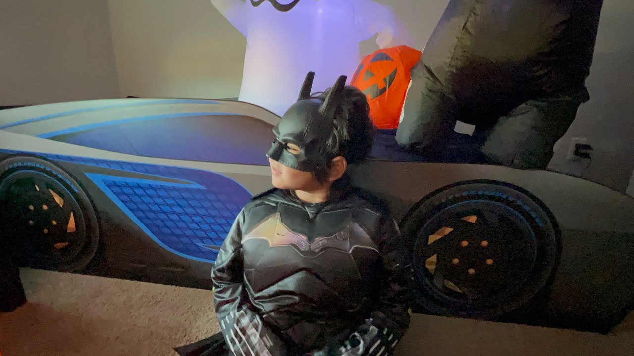 Batman with his friends 🦇🦇#batman #halloween #inflatable - YouTube